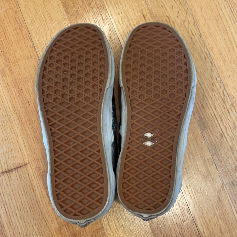 Unisex slip on vans classic skate women’s 7 in silver and black foil color - Picture 2 of 3